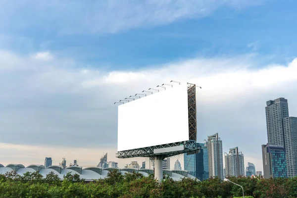 Cartellone Bianco Strada Città Sfondo Pubblicitario — Foto Stock