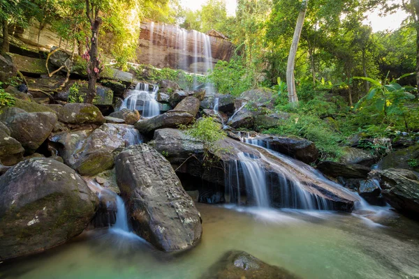 Şelale mağara çok Da Roi'da yağmur ormanlarında güzel et Tayland.