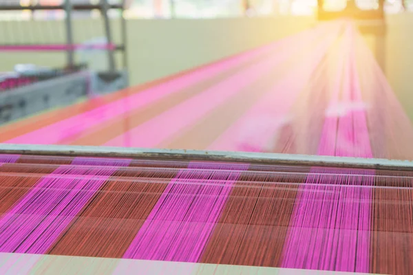 dokuma tezgâhı ve çözgü üzerinde Servisi.