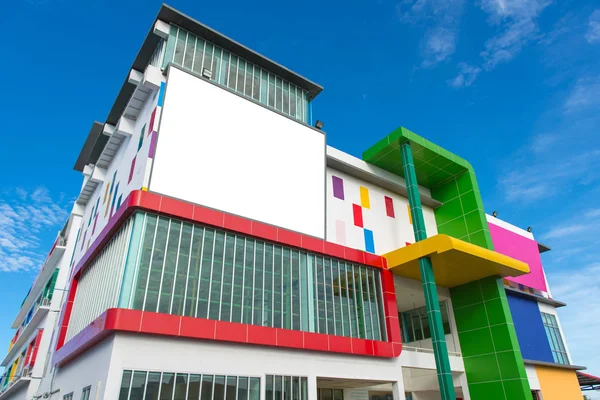 Bina duvarındaki boş reklam panosu ya da reklam afişi reklam konsepti için modelleme yapın..