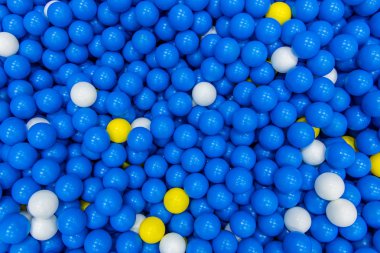 Çocuklar için çocuk parkındaki renkli plastik oyuncak topunu kapat.