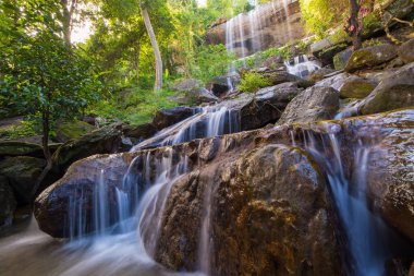 Şelale mağara çok Da Roi'da yağmur ormanlarında güzel et Tayland.