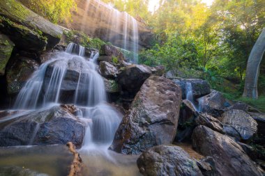 Şelale mağara çok Da Roi'da yağmur ormanlarında güzel et Tayland