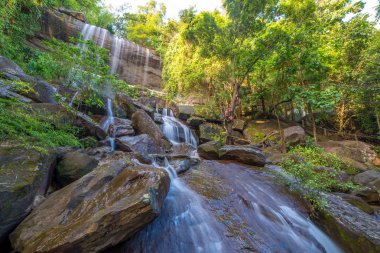 Şelale mağara çok Da Roi'da yağmur ormanlarında güzel et Tayland.