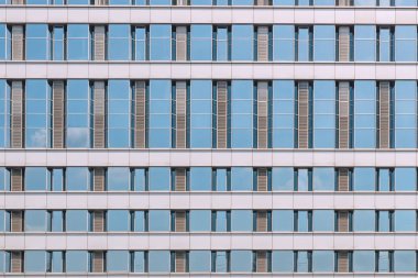 Şehir merkezindeki modern daire binanın balkon.