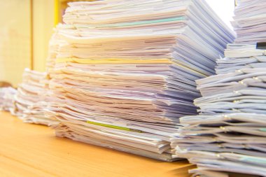 yüksek yönetilmesi için bekleyen belgeler masa yığını.