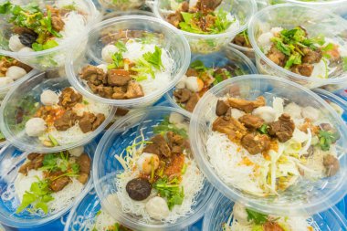 Erişte veya öğle yemeği için domuz eti ile Japon ramen çorbası.