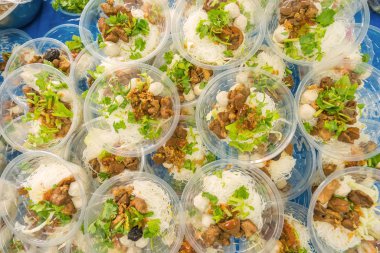 Erişte veya öğle yemeği için domuz eti ile Japon ramen çorbası.