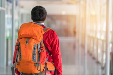 Sırt çantası ile seyahat backpacker şehir kavramı içinde genç adam.