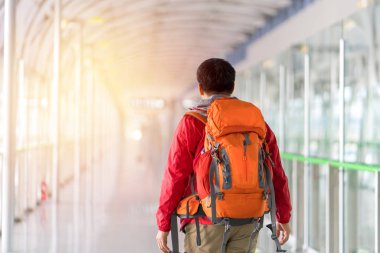 Sırt çantası ile seyahat backpacker şehir kavramı içinde genç adam.