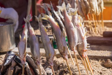 Tuzlu ızgara balık pazarında ızgara.