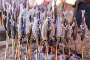 Tuzlu ızgara balık pazarında ızgara.