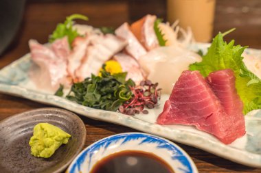 Somon çiğ sashimi suşi karides plaka, Japon yemekleri ile.