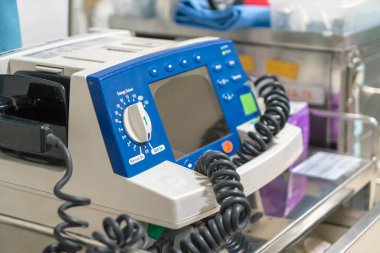 En düşük AED veya defibrilatör ve acil tıbbi hizmet için tıbbi aletleri.