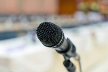 Toplantı odasında mikrofon var..