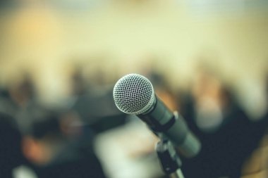 Toplantı odasında mikrofon var..