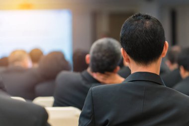 Konferans salonunda iş konferansı ve sunum.