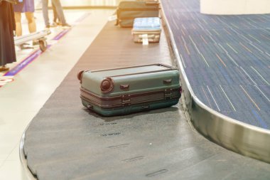 Havaalanında bavul ya da bavul ve taşıma bandı..