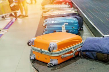 Havaalanında bavul ya da bavul ve taşıma bandı..