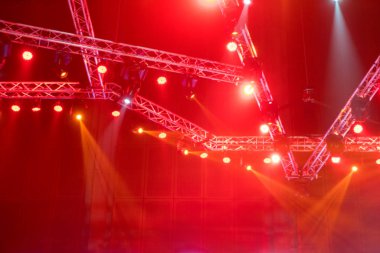 bulanık sahne ışıkları konser veya aydınlatma donanımları ile lazer ışınları kirişler.