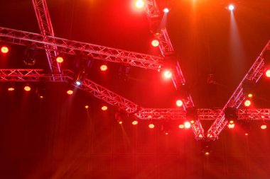 Sahne ışıkları konser veya aydınlatma donanımları ile lazer ışınları kirişler.