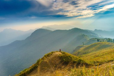 adam ayakta bkz: chiang rai ilinde Tayland Phucheefah manzara dağ orman park göster.