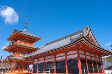 Kırmızı pagoda güzel mimari Kiyomizu dera Tapınağı, Kyoto Japonya.