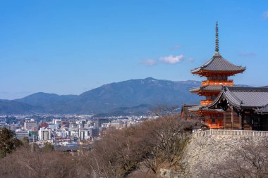 Kırmızı pagoda güzel mimari Kiyomizu dera Tapınağı, Kyoto Japonya.