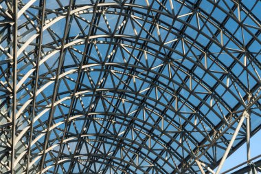 Mavi gökyüzü arka plan üzerinde inşaat metal çelik çatı çerçeve yapısı.