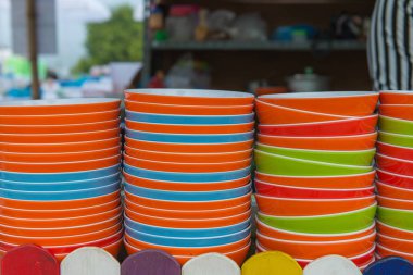 Mutfakta masada birçok dishware yığılmış.