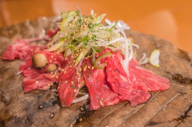 Kuru yaprak ocakta Japon sığır eti Wagyu ızgara.