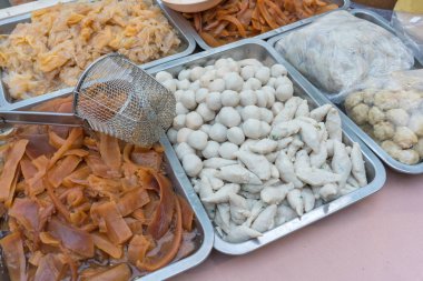 Taze kalamar top malzemeler erişte denizanası ve et. (yong tau foo)