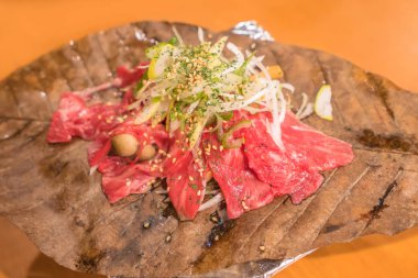 Kuru yaprak ocakta Japon sığır eti Wagyu ızgara.