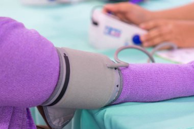 Hastanedeki hastanın kan basıncını ölçen doktor. Sağlık Hizmetleri Konsepti.