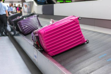 Havaalanında bavul ya da bavul ve taşıma bandı..