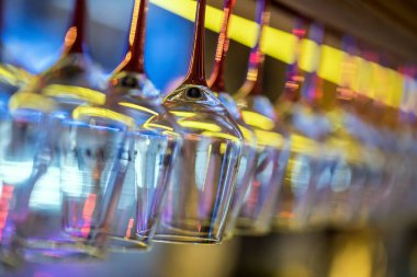 Şampanya bardağı şarap gece Club Bar kümesinde.