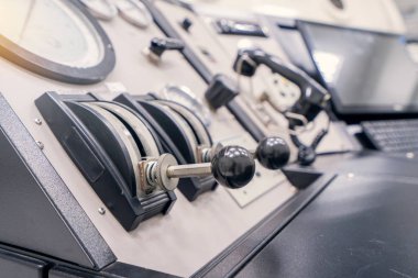 Kargo gemisi içinde telefon ile endüstriyel denetim masası.