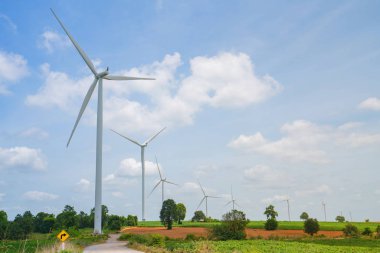 Rüzgar türbini yenilenebilir enerji kaynağı Mavi gökyüzü ile yaz.