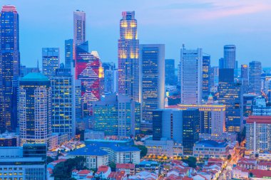 Çağdaş mimari ofis binası ın City alacakaranlık sırasında.