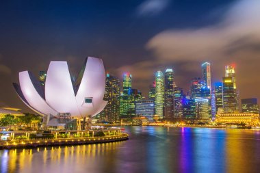Singapur-Temmuz 11, 2018: peyzaj Marina geceleri Singapur'da defne.