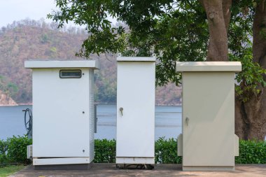 Elektronik ölçme aygıtlar ve anahtarları panellerinde bulunur.