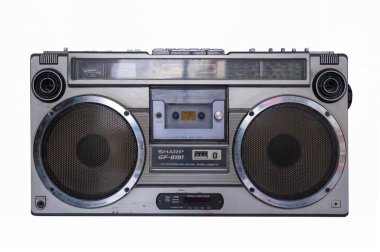 Beyaz arkaplanda eski radyo izolasyonu, Vintage biçimi.