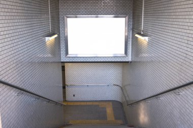 Yeni reklam panosu ya da boş poster reklamı..