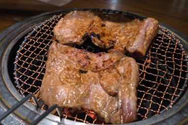 çiğ domuz eti et dilim yemek Barbekü için üzerinde.