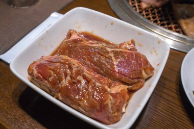 çiğ domuz eti et dilim yemek Barbekü için üzerinde.