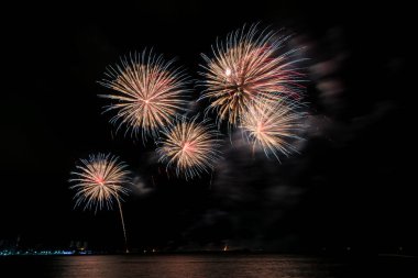 Geceleyin çeşitli renklerde renkli havai fişekler ve kutlama ve yıldönümü konsepti..