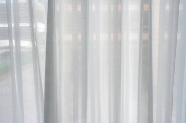 beyaz perde biraz açık arka plan için konforlu odasında.