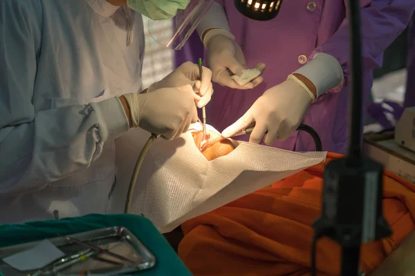 Médico Limpar Dentes Paciente Com Ferramenta Ultra Sônica — Fotografia de Stock