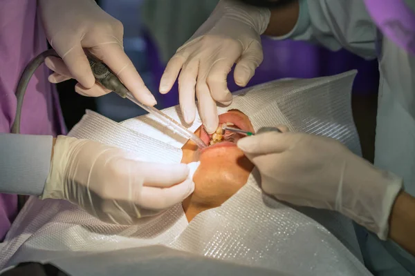 Médico Limpiando Los Dientes Paciente Con Herramienta Ultrasónica — Foto de Stock