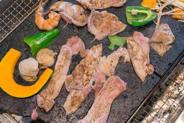 구운된 돼지고기 고기는 난로에 — 스톡 사진